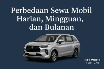 Gambar mobil rental Toyota di depan background biru navy dengan tulisan Perbedaan Sewa Mobil Harian, Mingguan, dan Bulanan – Sky White Rent Car